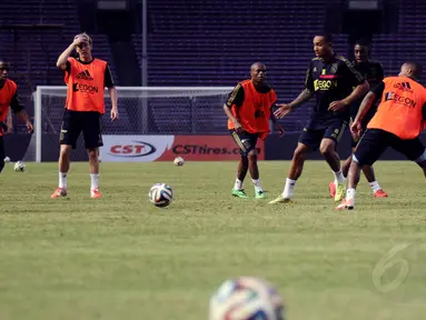 Sejumlah pemain Ajax Amsterdam saat melakukan latihan ringan di Stadion GBK  Jakarta, (Liputan6.com/Helmi Fithriansyah)