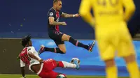 Bek AS Monaco, Axel Disasi berebut bola dengan bek Paris Saint-Germain (PSG), Layvin Kurzawa pada laga pekan ke-26 Liga Prancis di Parc des Princes, Senin (22/2/2021) dini hari WIB. PSG menelan kekalahan di kandangnya sendiri dengan skor 0-2 atas Monaco. (AP Photo/Francois Mori)