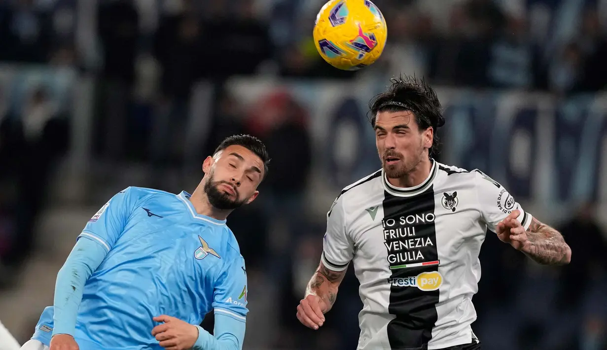 Kedua tim terlibat aksi adu serang. (AP Photo/Andrew Medichini)