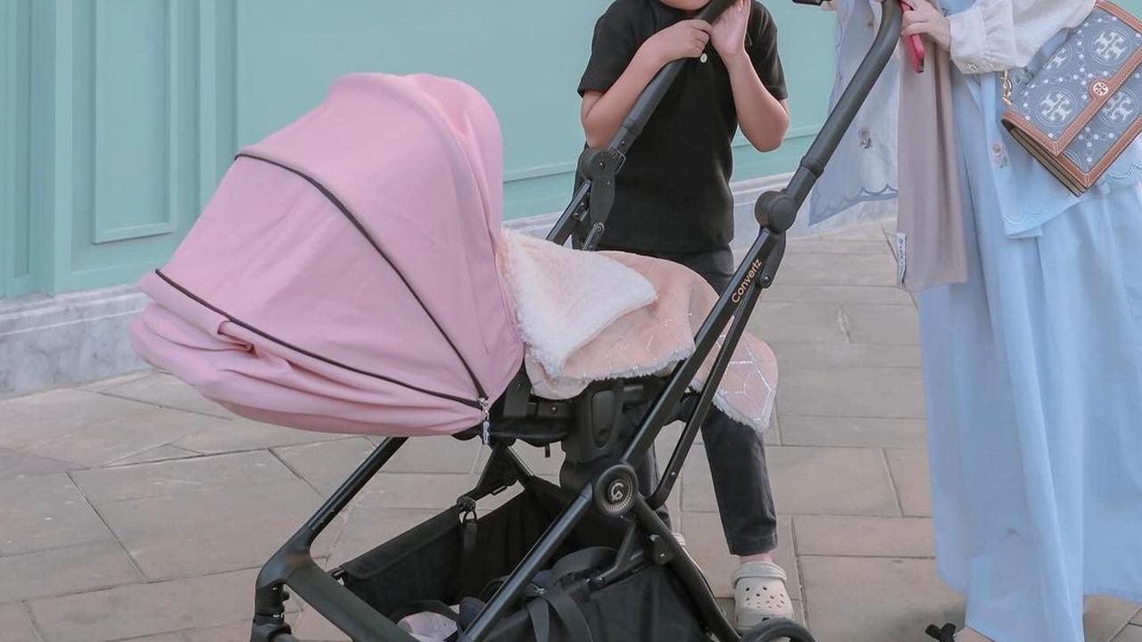 Meski Beda Ayah, Ini 7 Potret Yusuf Anak Larissa Chou Bareng sang Adik yang Terlihat Sayang