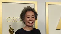 Yuh-Jung Youn, pemenang penghargaan untuk Aktris Pendukung Terbaik dalam film Minari berpose di ruang pers Oscar di Union Station di Los Angeles, Minggu (25/4/2021). Perempuan 73 tahun itu memastikan dirinya jadi aktis Korea pertama yang berhasil meraih Piala Oscar. (AP Photo/Chris Pizzello, Pool)