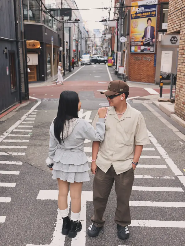 Itab dan April berpose depan kuil (credit: instagram.com/da7_aprillll)