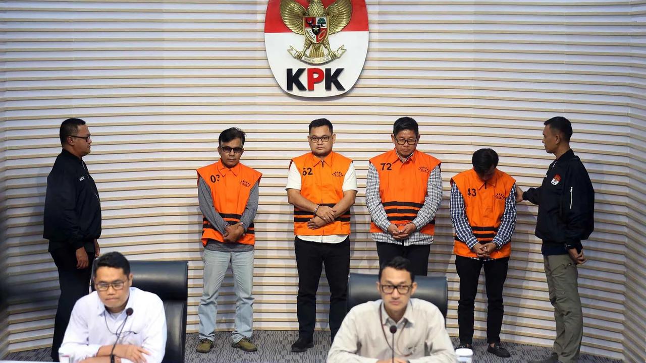 FOTO: KPK Tahan Empat Tersangka Baru dalam Kasus Suap Proyek PUPR OKU