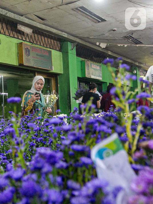 Bunga sedap malam menjadi kembang paling dominan menghiasi pasar ini dibandingkan dengan bunga-bunga lain. (Liputan6.com/Angga Yuniar)