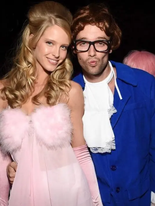 Patrick Schwarzenegger mengenakan kostum sebagai Austin Powers dan sang kekasih Abby Champion yang mengenakan kostum sebaagai Fembot di pesta halloween Casamigos di Beverly Hills, belum lama ini. (Instagram/patrickschwarzenegger)