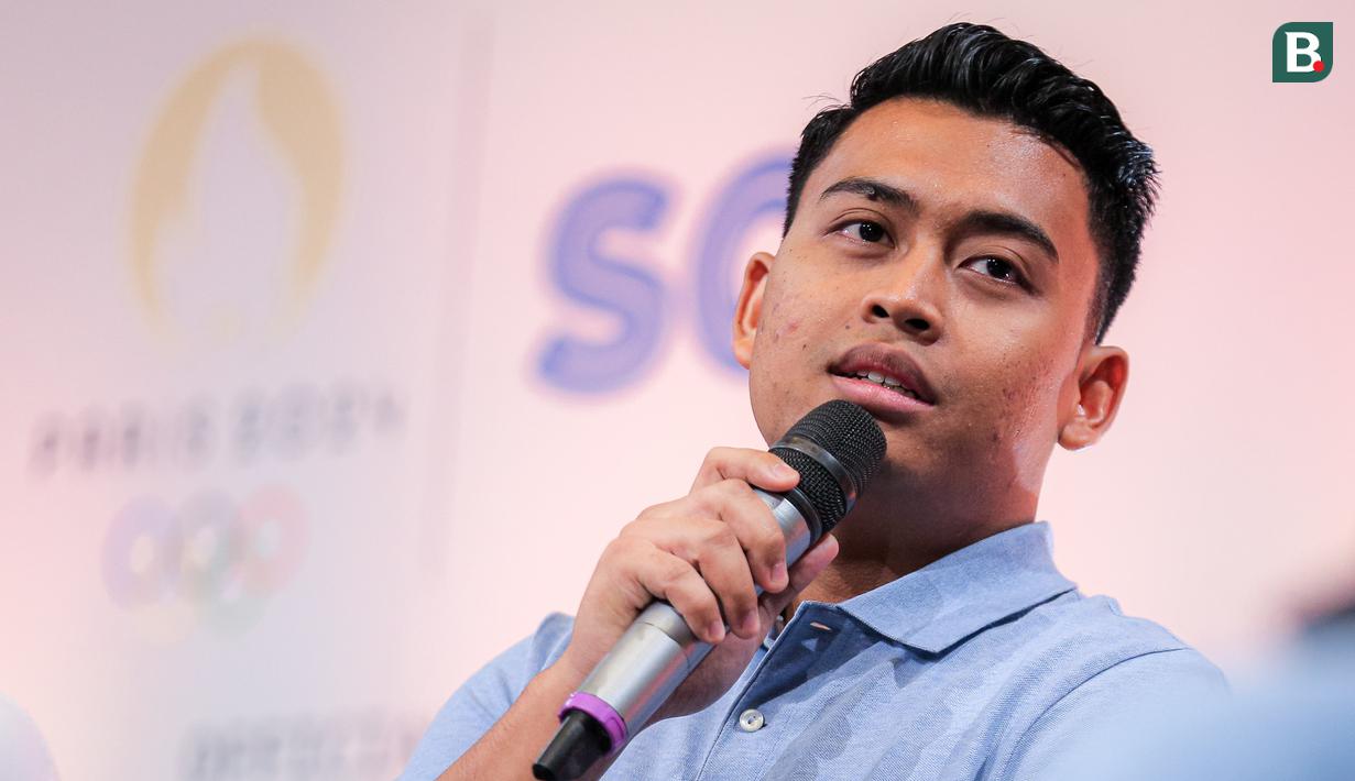 Atlet menembak, Fathur Gustafian memberikan keterangan dalam acara pengumuman SCM Grup sebagai pemegang hak siar Olimpiade Paris 2024 di Studio Lt 8 SCTV Tower, Senayan, Jakarta, Rabu (19/06/2024). (Bola.com/Bagaskara Lazuardi)