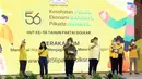 Ketua Umum Partai Golkar Airlangga Hartarto (tengah) saat HUT ke-56 Partai Golkar di Jakarta, Sabtu (17/10/2020). Partai Golkar mendorong masyarakat mematuhi protokol pencegahan penularan COVID-19 melalui 3M yaitu Memakai Masker, Mencuci Tangan, dan Menjaga Jarak. (Liputan6.com/Johan Tallo)