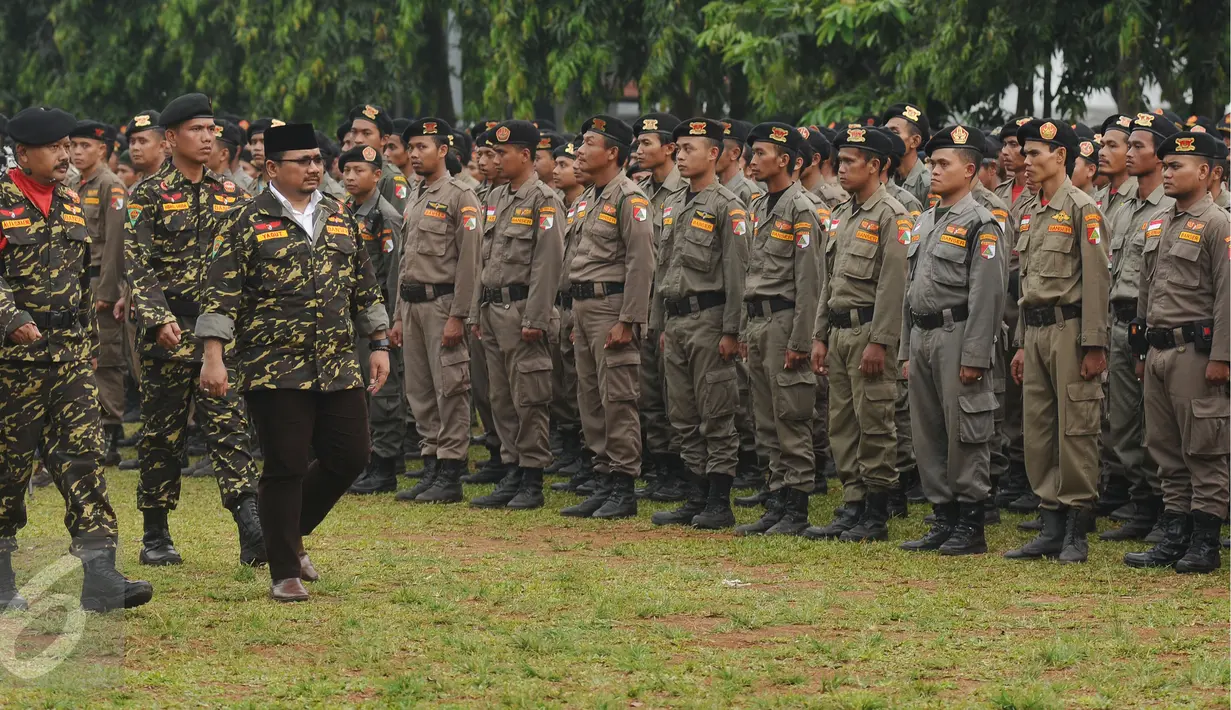 Ketua Umum Banser Yaqut Cholil Qoumas memeriksa peserta Apel Kebangsaan di Perkemahan Ragunan, Jakarta, Selasa (18/4). Apel ini bertema Memperteguh Semangat Kebangsaan, Membawa Khazanah Islam untuk Perdamaian Dunia. (Liputan6.com/Helmi Fithriansyah)