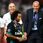 Zinedine Zidane dan asistennya David Bettoni merayakan di podium setelah memenangkan pertandingan melawan MU di Arena Philip II di Skopje (8/8). Gelar ini menjadi yang keenam bagi Zidane sebagai pelatih Los Blancos. (AFP Photo/Dimitar Dikloff)