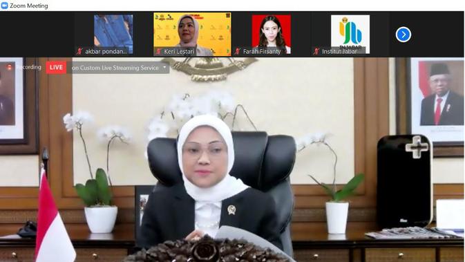 Menteri Ketenagakerjaan Hj Ida Fauziyah saat menjadi keynote speaker dalam webinar Peluang dan Tantangan RUU Cipta Kerja yang diselenggarakan Injabar dan Universitas Padjajaran, Jumat (28/8/2020). (Ist)