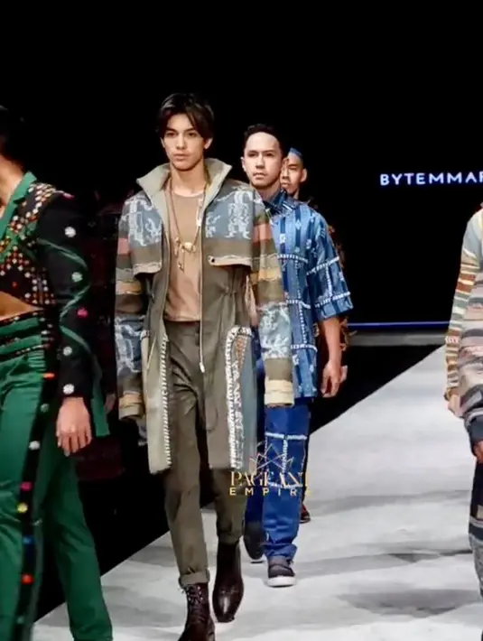 Dia memadukan pakaian parka sambung bermotif dengan celana berwarna khaki tua. (Tiktok/pageantempire).