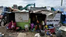 Penampakan rumah darurat yang dibuat oleh warga Bongkaran usai gubuk mereka dibongkar Satpol PP beberapa hari lalu, Tanah Abang, Jakarta, Rabu (21/1/2015). (Liputan6.com/Miftahul Hayat) 