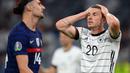 Robin Gosens hanya memiliki satu pertandingan bagus ketika Jerman melawan Portugal, selain itu permainannya biasa saja. Ia juga tak pernah bermain sembilan puluh menit penuh di semua pertandingannya bahkan di laga penting melawan Inggris yang berakhir kekalahan. (Foto: AFP/Pool/Matthias Hangst)