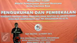 Sekjen PDIP Hasto Kristiyanto saat memberikan sambutan di acara pengukuhan pengurus ranting PDIP se Jakarta Barat, Minggu (20/3/2016). Acara tersebut juga menjadi rapat konsolidasi guna menyerap aspirasi kader PDIP (Liputan6.com/Helmi Afandi)