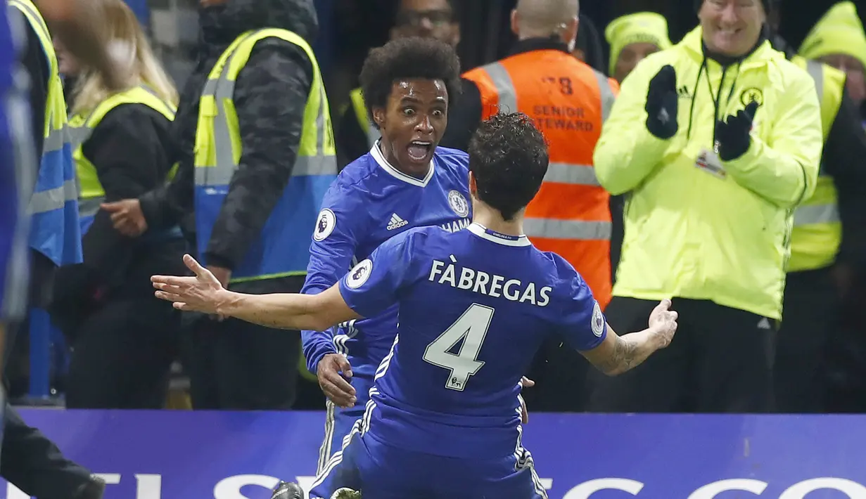 Selebrasi pemain Chelsea, Willian usai mencetak gol bersama rekannya Cesc Fabregas saat melawan Stoke City pada laga Premier League di Stamford Bridge, (31//12/2016). Chelsea menang 4-2. (Reuters/Eddie Keogh)