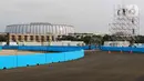 Para pekerja melakukan proses pembangunan Jakarta International E-Prix Circuit di kawasan Ancol, Jakarta, Selasa (17/5/2022). Federation Internationale de Automobile (FIA) Formula E Jakarta E-Prix menyatakan ajang balap mobil listrik pada 4 Juni mendatang diharapkan mampu memberi kontribusi positif terhadap kebangkitan ekonomi pascapandemi COVID-19 yang bakal dirasakan pelaku usaha dan masyarakat melalui Jakarta E-Prix. (Liputan6.com/Herman Zakharia)