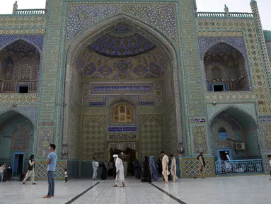 Warga mengunjungi Hazrat-e-Ali atau Masjid Biru di Mazar-e-Sharif, Afghanistan, Rabu (7/7/2021). Masjid Biru adalah ikon bangunan megah di Afghanistan. (AP Photo/Rahmat Gul)