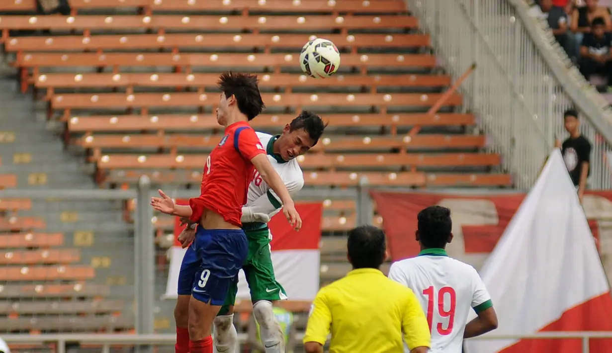 Penyerang timnas Korea Selatan, Kim Hyun (9) berebut bola dengan Hansamu Yama Pranata (Indonesia - 16) di kualifikasi grup H Piala Asia 2016 di Stadion GBK Jakarta, Selasa (31/3/2015). Indonesia U-23 kalah 0-4. (Liputan6.com/Helmi Fithriansyah)
