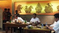 Jokowi-Prabowo makan siang di pusat perbelanjaan FX Sudirman, Jakarta, Sabtu (13/7/2019). (Liputan6.com/Lizsa Egeham)