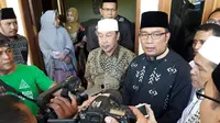 Ridwan Kamil mengucapkan belasungkawa pada korban ledakan bom di Kampung Melayu saat berkunjung ke Cirebon. (Liputan6.com/Panji Prayitno)
