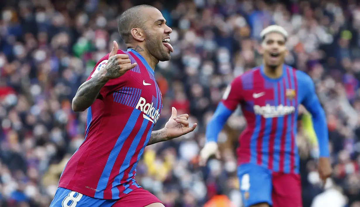 Kemenangan 4-2 Barcelona atas Atletico Madrid di laga lanjutan Liga Spanyol tak lepas dari peran vital bek sayap asal Brasil mereka, Dani Alves yang telah menyumbang satu gol dan satu assist. Selain dirinya, berikut 5 pemain yang tampil mengagumkan pada laga tersebut. (AP/Joan Monfort)