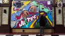 Warga memperhatikan mural berisi kritik terhadap kinerja polisi di Lapangan Bhayangkara Mabes Polri, Jakarta, Minggu (31/10/2021). Sejumlah mural berisi kritik terhadap polisi dipamerkan usai mengikuti ajang Mural Festival 2021 Piala Kapolri 2021. (Liputan6.com/Helmi Fithriansyah)