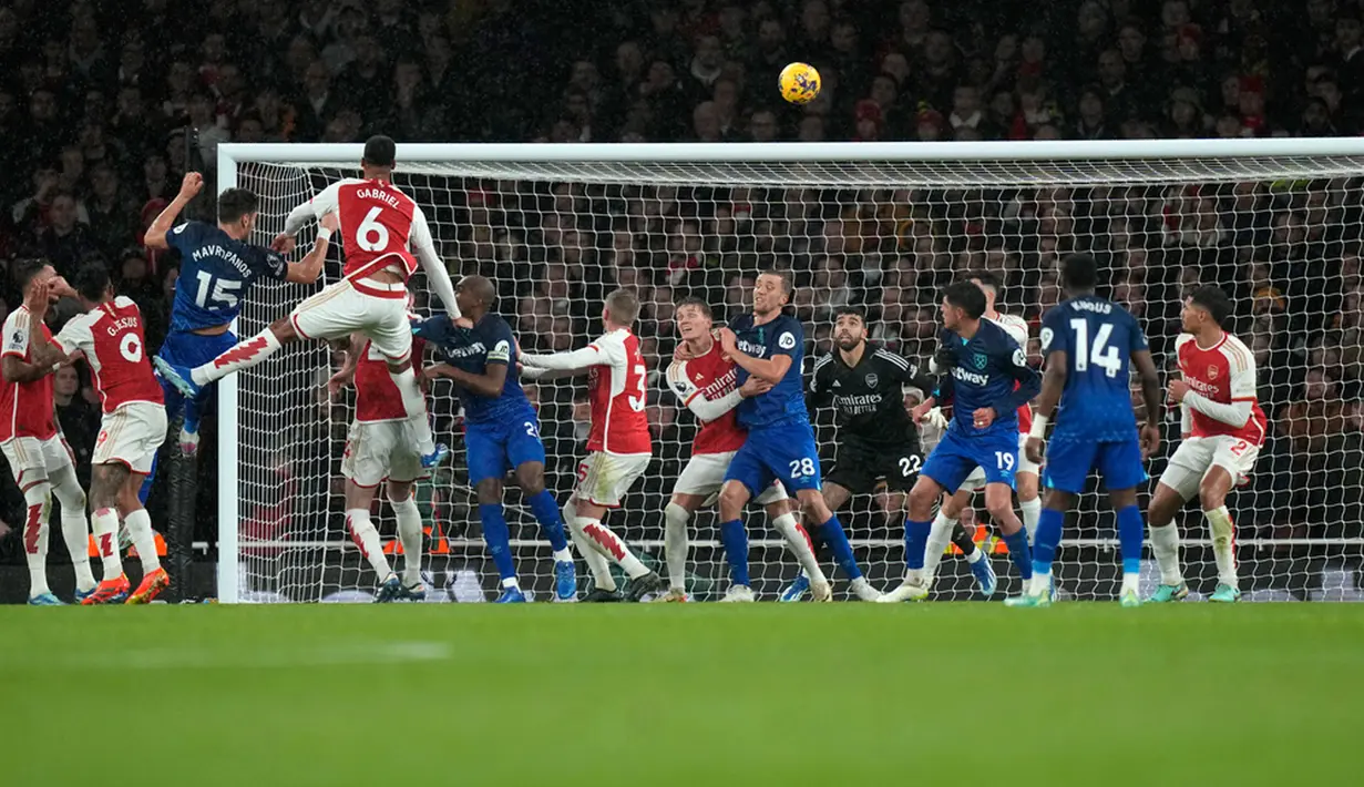 Kekalahan ini membuat The Gunners masih tertahan di peringkat kedua tertinggal dua poin dari Liverpool yang mengoleksi 42 poin setelah menang 2-0 atas Burnley. (AP Photo/Alastair Grant)