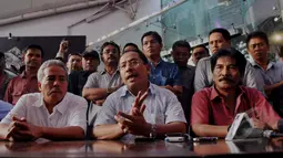 Ilham Arief Sirajuddin (tengah) menggelar konfrensi pers di Kawasan Kemang, Jakarta Selatan, Selasa (12/5/2015). Hakim tunggal Upiek Kartikawati mengabulkan gugatan praperadilan yang diajukannya. (Liputan6.com/Andrian M Tunay)