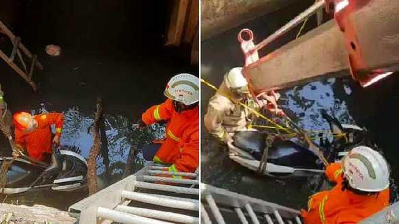 Evakuasi Yamaha NMax yang tercebur ke aliran sungai di Duren Sawit