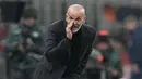 Pelatih AC Milan, Stefano Pioli tak henti-hentinya memberikan instruksi kepada timnya saat melawan Torino dalam duel pekan ke-22 Liga Italia 2022/2023, Sabtu (11/2/2023) dini hari WIB. Pertandingan ini jadi tantangan besar bagi sang Allenatore yang tenggelam dalam tujuh pertandingan terakhir. (AP Photo/Antonio Calanni)