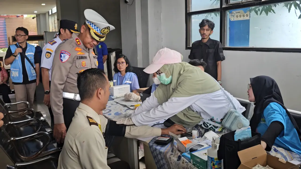 Pemeriksaan kesehatan sopir bus di Depok. (Liputan6.com/Dicky Agung Prihanto)