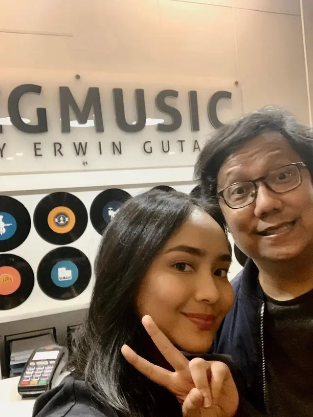 7 Potret Terbaru Gita Gutawa yang Kini Fokus di Balik Layar