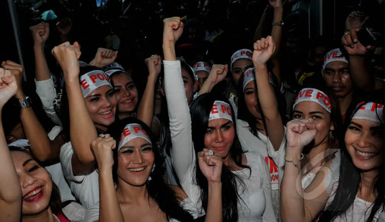 Perempuan Srikandi Pekat saat meramaikan jalannya sidang praperadilan yang diajukan Komjen Pol Budi Gunawan di PN Jakarta Selatan, Senin (9/2/2015). (Liputan6.com/Johan Tallo)