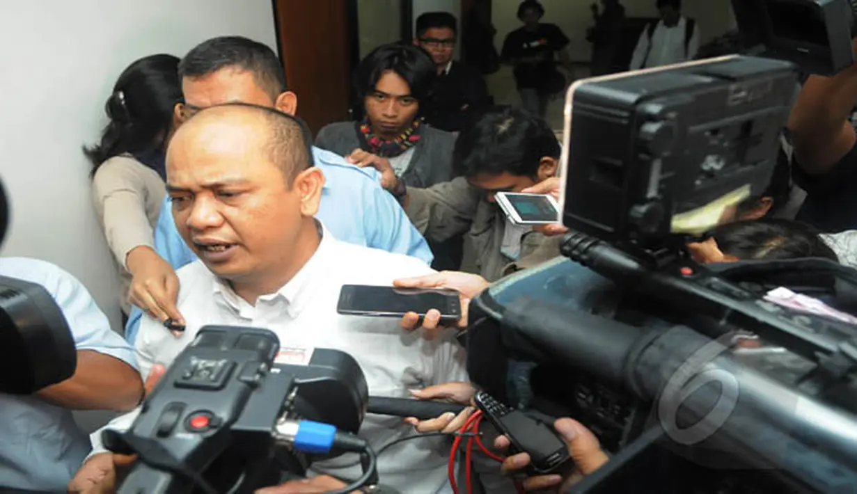 Terdakwa kasus dugaan suap Gubernur Riau Annas Maamun, Gulat Medali Emas Manurung meninggalkan ruang sidang usai pembacaan tuntutan di Pengadilan Tipikor, Jakarta, Kamis (5/2/2015). (Liputan6.com/Herman Zakharia)