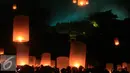 Warga melepaskan lampion di kawasan Candi Borobudur, Magelang, Jawa Tengah, Minggu (22/05).Sebanyak 5000 lampion d terbangkan pada puncak perayaan Tri Suci Waisak 2560 BE/2016. (Liputan6.com/Boy Harjanto)