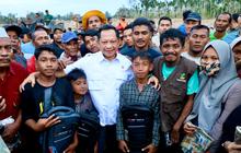 Mendagri Serahkan Bantuan ke Desa Geudumbak Kecamatan Langkahan, Aceh Utara