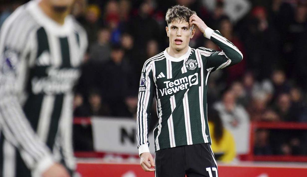 Pemain Manchester United, Alejandro Garnacho, tampak kebingungan saat MU ditaklukkan Nottingham Forest pada laga pekan ke-20 Premier League 2023/2024, Minggu (31/12/2023) dini hari WIB. (AP Photo/Rui Vieira)