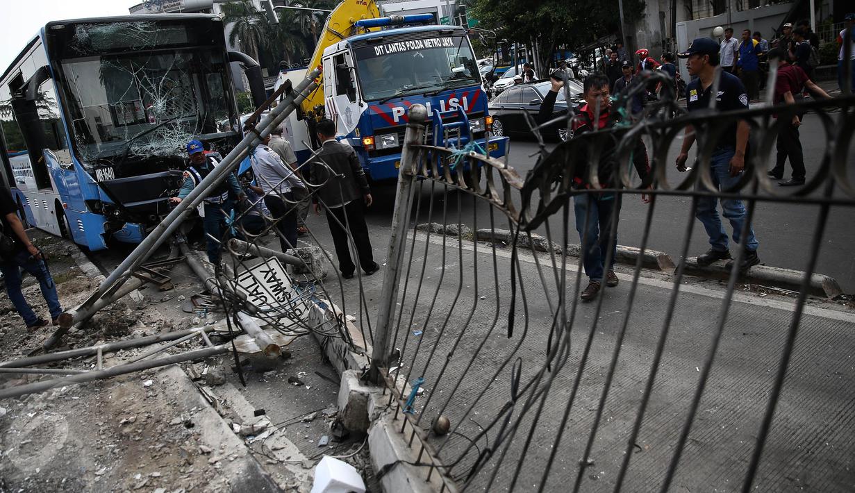 Tiang pembatas jalan yang tumbang seusai dihantam bus gandeng TransJakarta di Jalan Gunung Sahari, Jakarta, Selasa (6/9). Saat ini sopir bus TransJakarta dibawa oleh kepolisian untuk dimintai keterangan perihal kecelakaan itu. (Liputan6.com/Faizal Fanani)