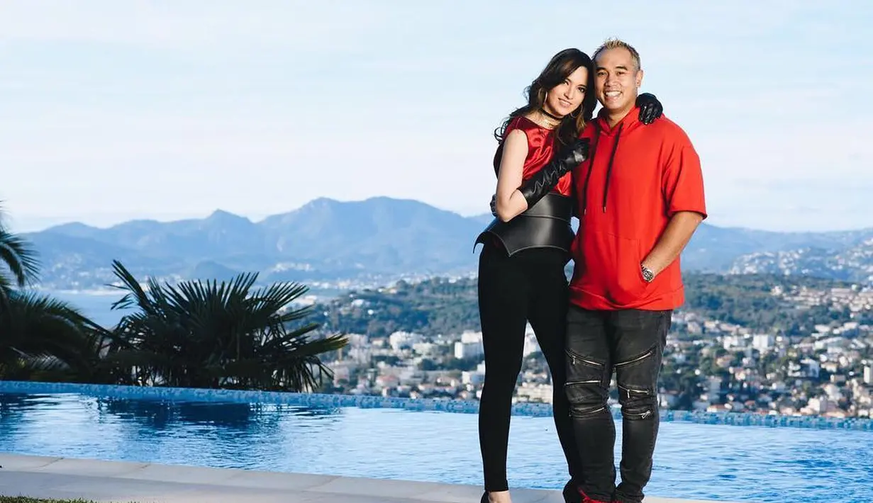 Salah satu yang pernah diabadikan oleh Nia adalah saat sang suami sedang melirik wanita lain saat sedang berjalan bersama. Kebiasaan suami itu pernah diabadikan melalui Insta Stori Instagramnya. (Instagram/ramadhaniabakrie)