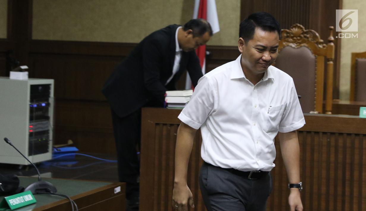 Terdakwa suap pengadaan satelit monitoring Bakamla, Fayakhun Andriadi usai menjalani sidang lanjutan di Pengadilan Tipikor, Jakarta, Rabu (7/11). Sebelumnya, JPU KPK menuntut Fayakhun dengan pidana 10 tahun penjara. (Liputan6.com/Helmi Fithriansyah)