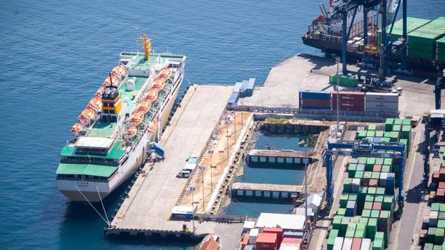 Isolasi terpusat (isoter) Terapung di KM Tidar yang bersandar di Pelabuhan Jayapura
