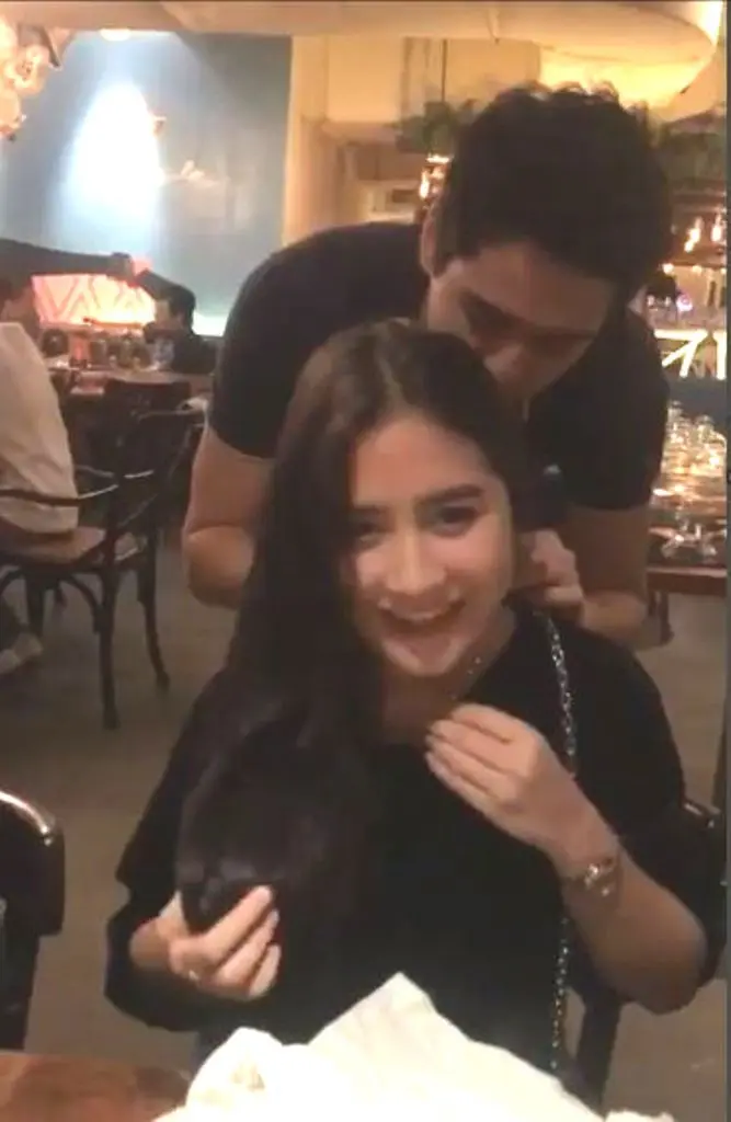 Maxime Bouttier pakaikan kalung ke leher Prilly Latuconsina (Foto: Instagram)