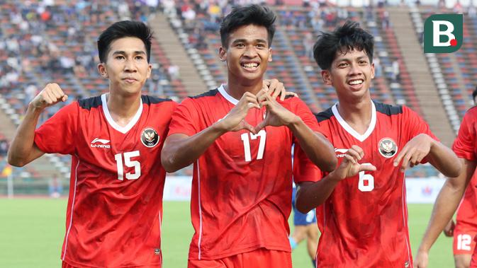 <p>Selebrasi striker Timnas Indonesia U-22, Irfan Jauhari (tengah) setelah mencetak gol kedua Timnas Indonesia U-22 ke gawang Filipina pada laga pertama Grup A SEA Games 2023 di Olympic Stadium, Phnom Penh, Kamboja, Sabtu (29/4/2023). (Bola.com/Abdul Aziz)</p>