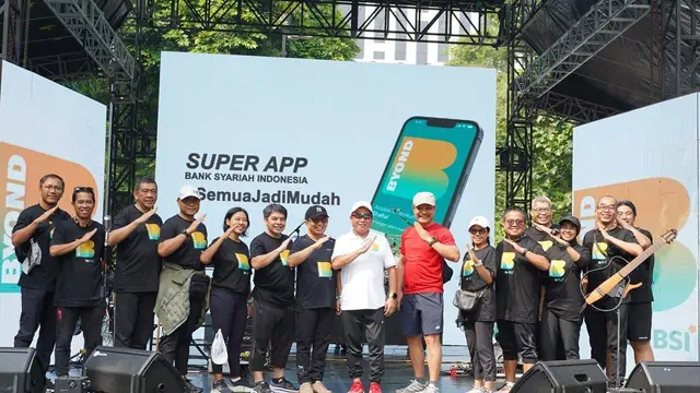 BSI menggelar Funwalk BYOND Day dari Kawasan Bundaran HI menuju Gelora Bung Karno (GBK) Senayan. Funwalk ini dilepas oleh Komisaris Utama BSI Muliaman D. Hadad dan Direktur Utama BSI Hery Gunardi. (Dok BSI)
