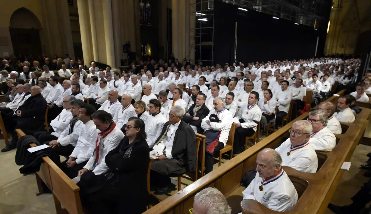 Sejumlah koki saat menghadiri upacara misa pemakaman master koki asal prancis Paul Bocuse di Katedral Saint-Jean di Lyon, Prancis tengah, (26/1). (Philippe Desmazes/Pool Photo via AP)