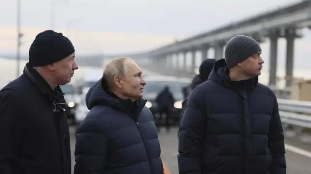 Presiden Rusia Vladimir Putin memantau Jembatan Krimea yang hancur.