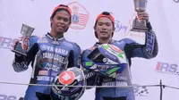 Dua pebalap Yamaha, Syahrul Amin (kanan) dan Willy Hammer, masih menguasai klasemen sementara kelas 250cc Kejurnas Indospeed Race Series (IRS) 2016. (www.yamaharacingindonesia.co.id)