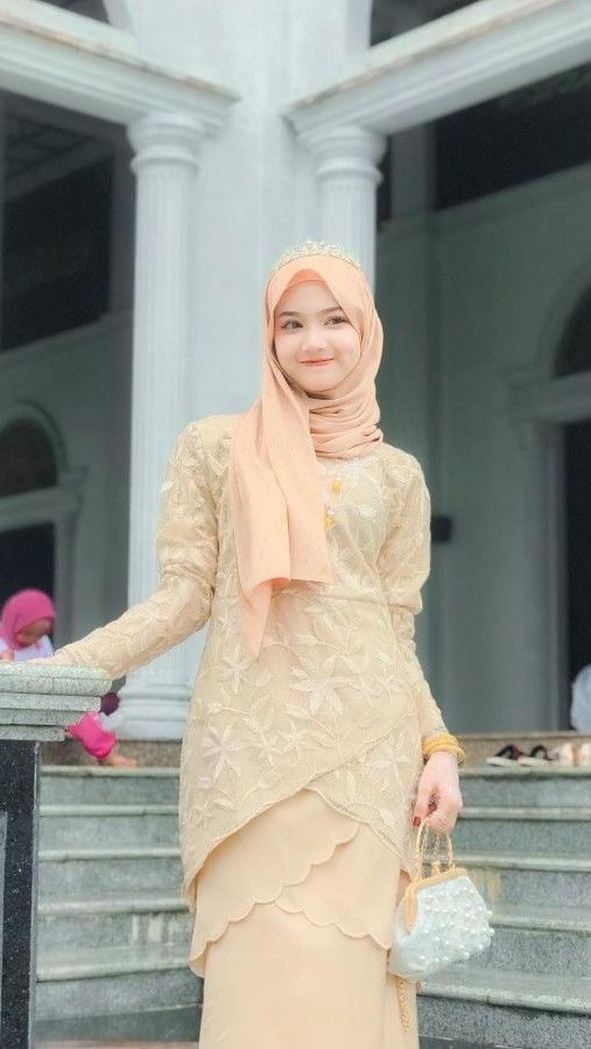 <b>Baju Kurung Kombinasi Warna Cerah</b>