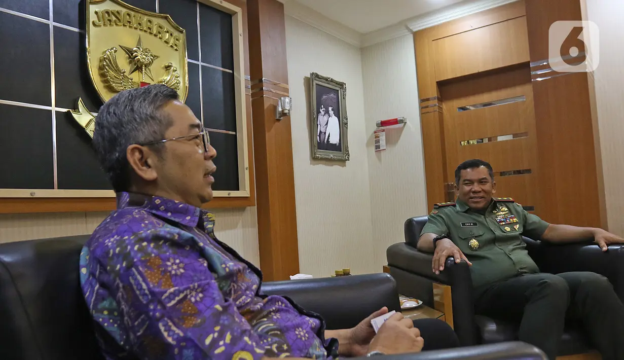Corporate Secretary SCM Gilang Iskandar (kiri) berbincang dengan Pangdam Jaya Mayjen TNI Eko Margiyono di Makodam Jaya, Jakarta, Selasa (10/12/2019). SCM beraudiensi dengan Pangdam Jaya untuk membangun dan memelihara hubungan kedua belah pihak. (Liputan6.com/Herman Zakharia)