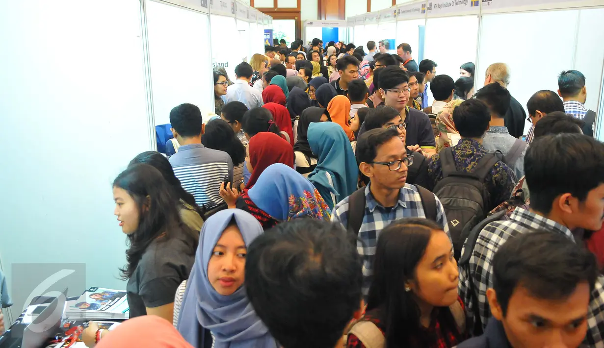 Ratusan peserta memadati pelataran Gedung Dhanapala Kementerian Keuangan, Jakarta, Selasa (31/1).  Para Pelajar tersebut mengantri untuk memasuki pameran pendidikan tinggi Lembaga Pengelola Dana Pendidikan (LPDP) Edufair 2017. (Liputan6.com/Angga Yuniar)